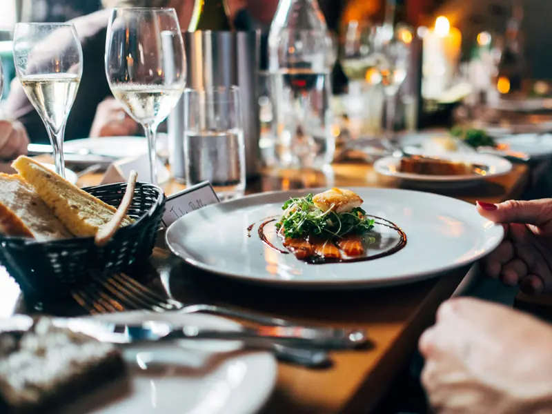 Chef cuisinier préparant un plat gastronomique dans un restaurant de navire de croisière